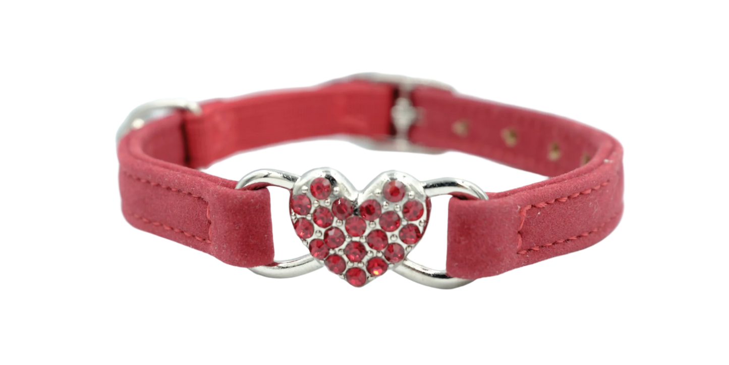 Velvet cat collar with heart pendant and bell – red
Luxury cat collar with plastic gem studs.