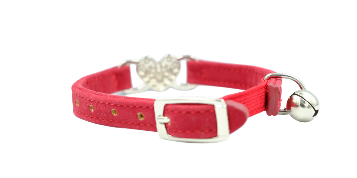 Velvet cat collar with heart pendant and bell – red.