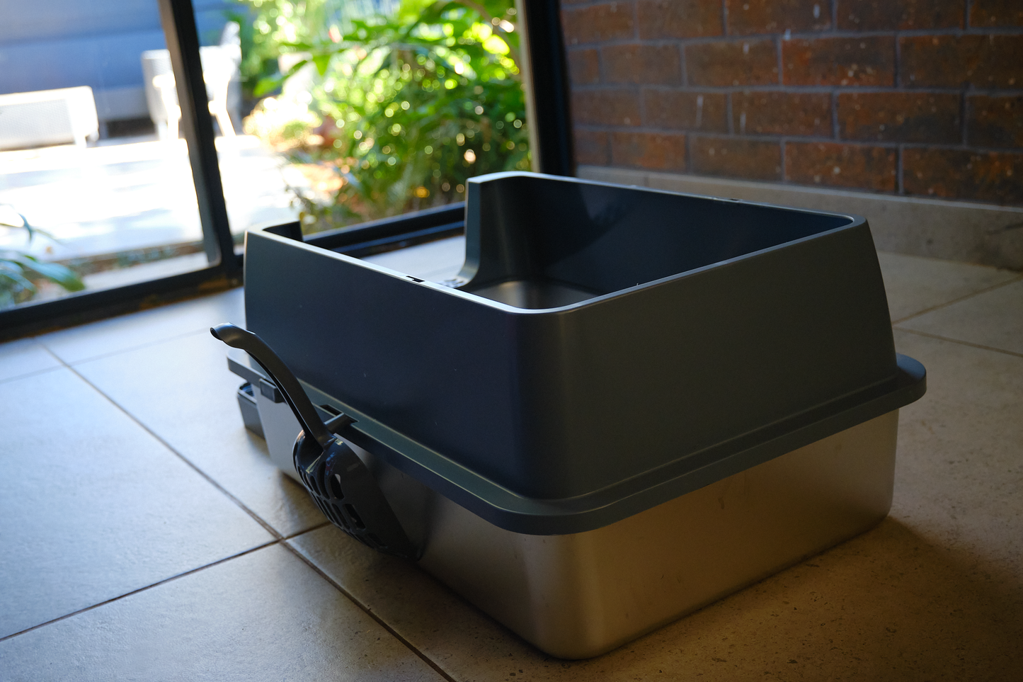 The Executive Throne – Enclosed Cat Litter Box with Flip-Top Lid