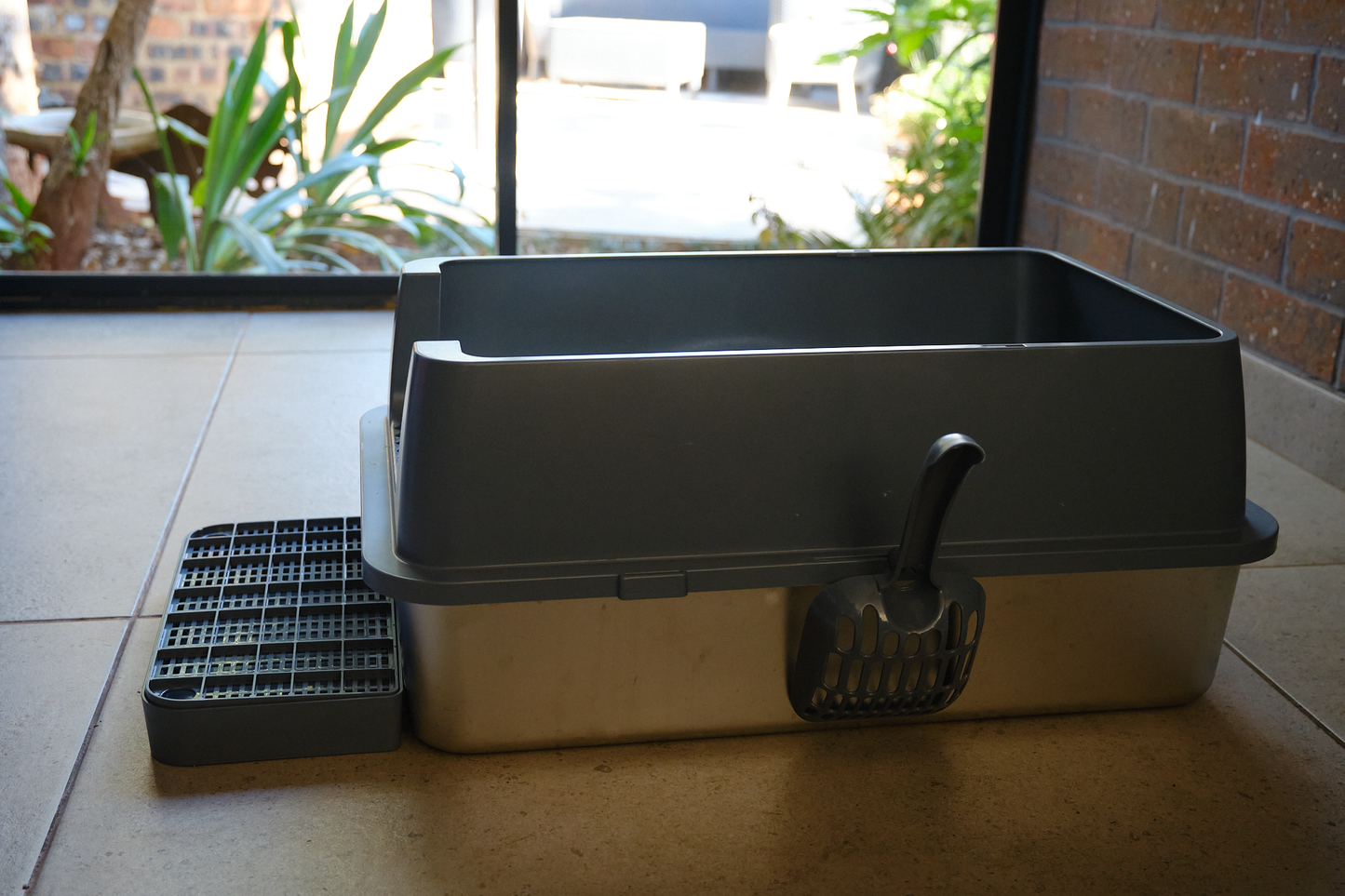 The Executive Throne – Enclosed Cat Litter Box with Flip-Top Lid