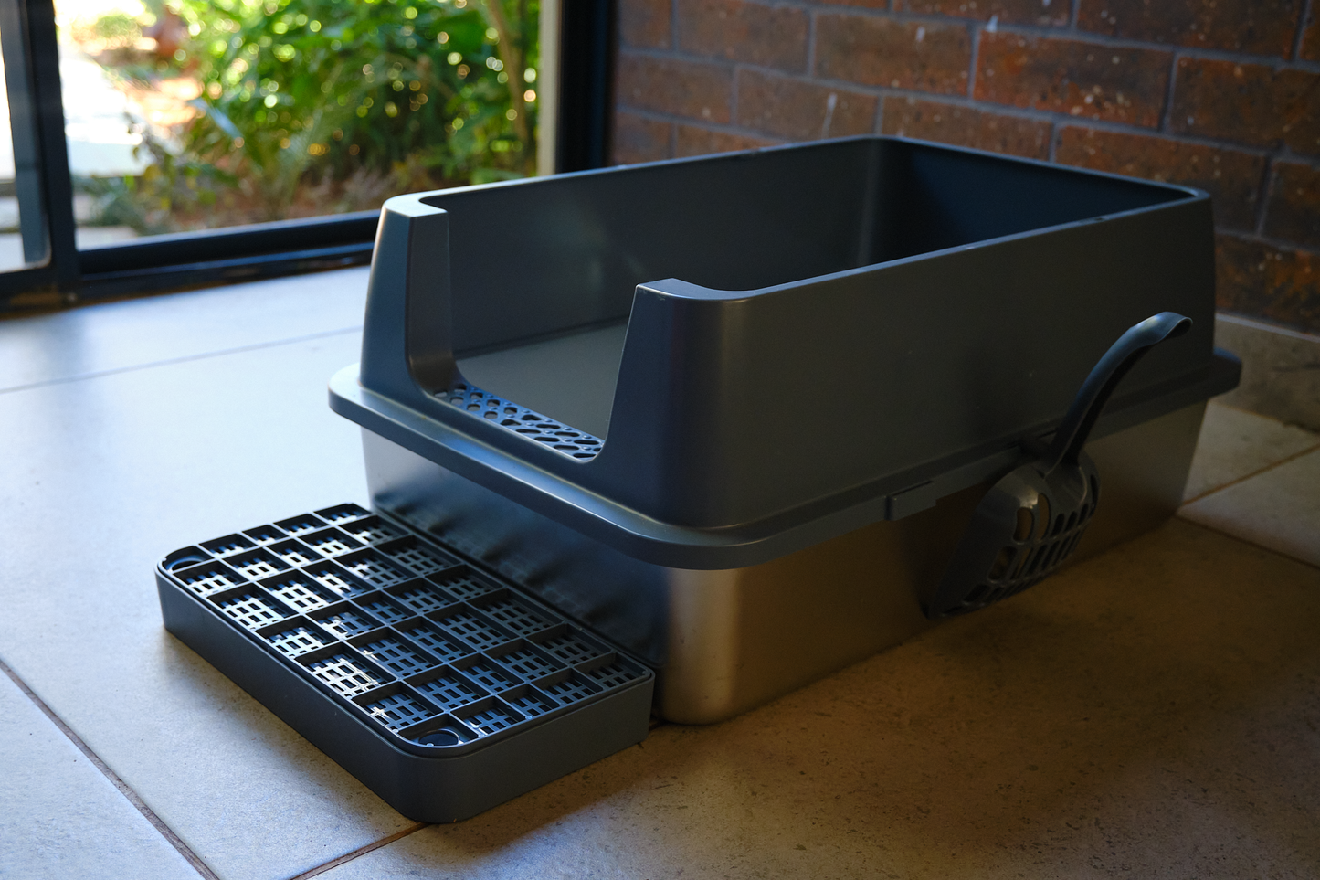 The Executive Throne – Enclosed Cat Litter Box with Flip-Top Lid