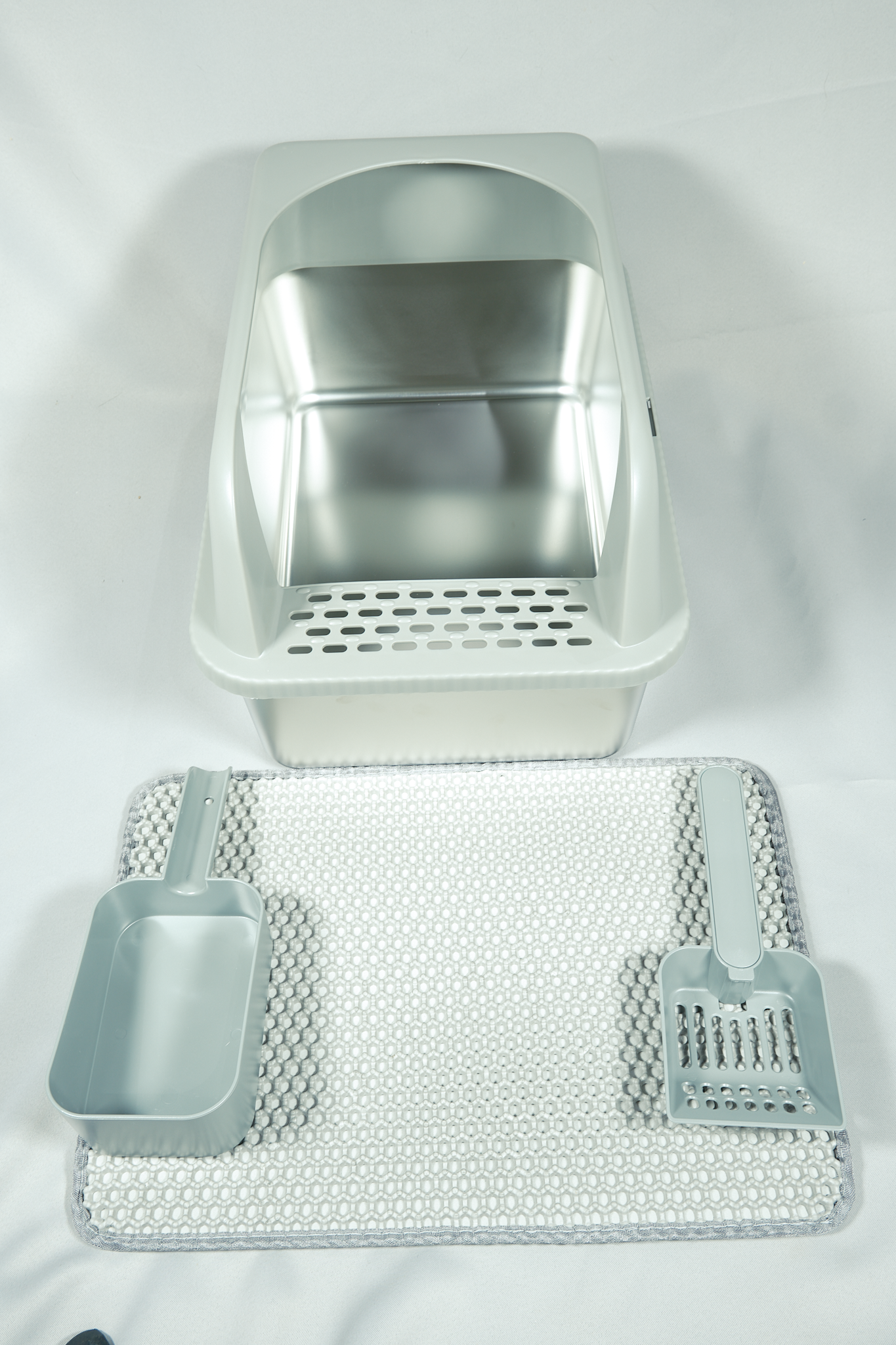 The Clean Getaway | Stainless Steel Cat Litter Box with High Walls, Scoop & Mat