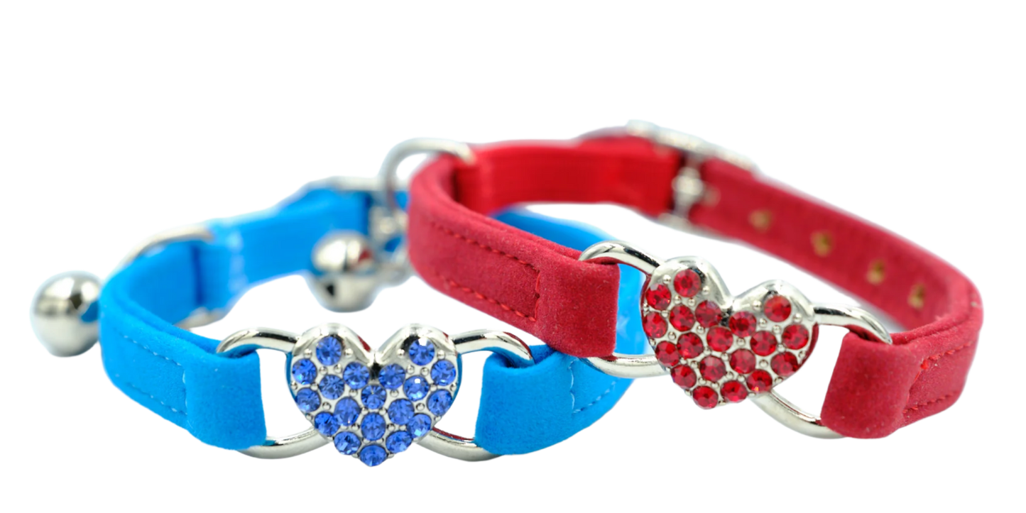 Velvet cat collar with heart pendant and bell – red or blue.