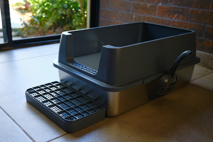 The Executive Throne – Enclosed Cat Litter Box with Flip-Top Lid